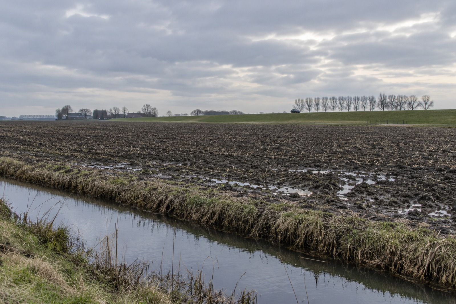 Rechte weg door een vlakke polder op de plek van de voormalige Statendam